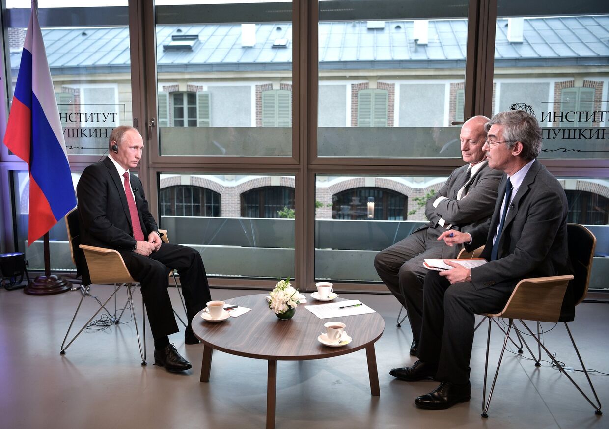 Президент РФ Владимир Путин дает интервью журналистам французского издания «Фигаро»