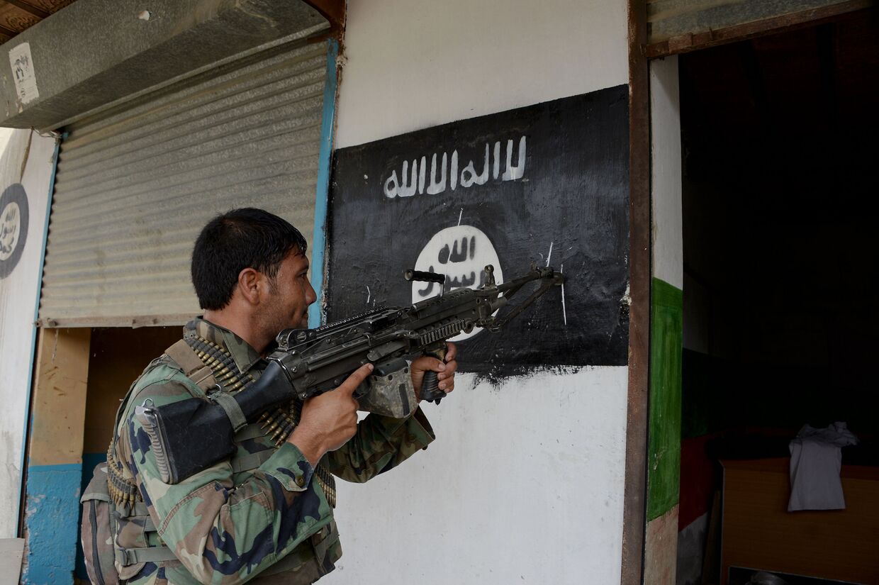 Флаг ИГИЛ (запрещено в РФ) на стене дома в Кот-район