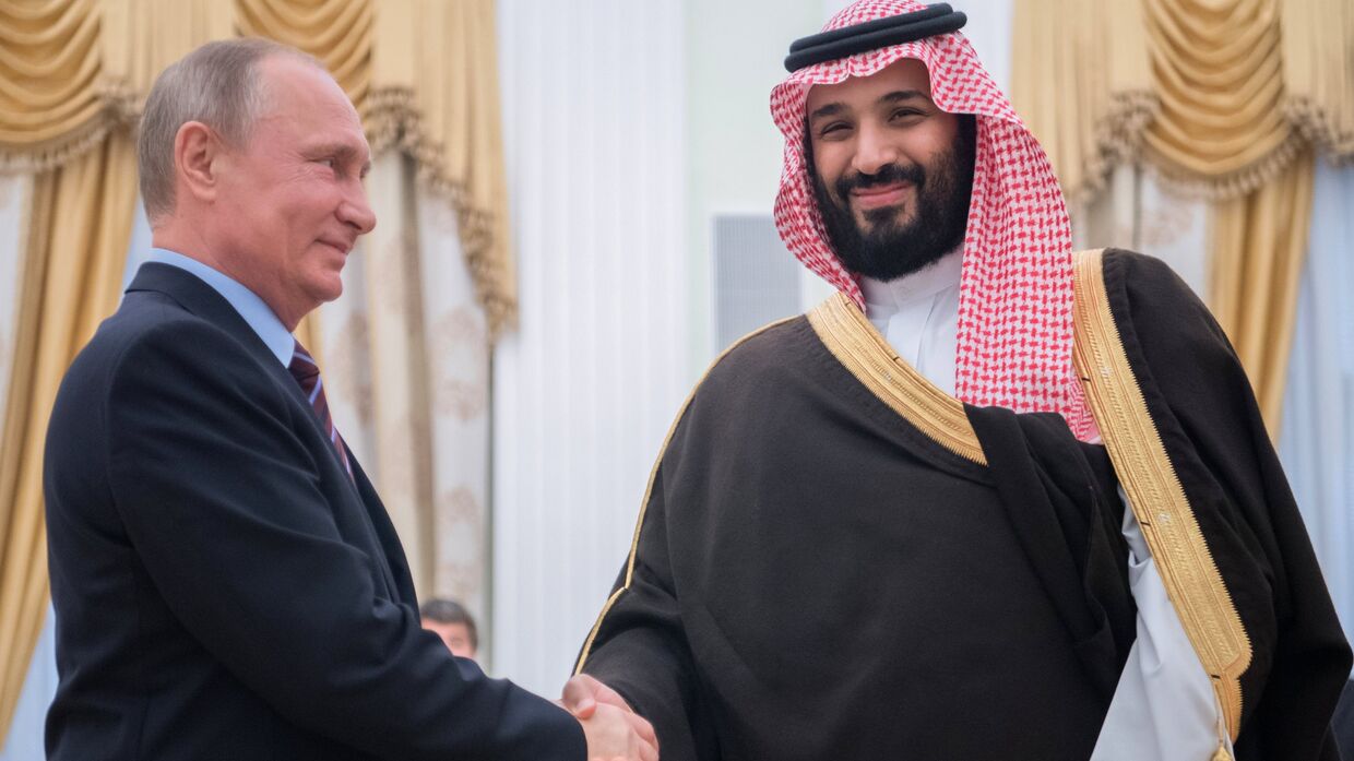 Президент РФ Владимир Путин и заместитель наследного принца, второй заместитель премьер-министра и министр обороны Саудовской Аравии Мухаммад ибн Салман Аль Сауд во время встречи. 30 мая 2017