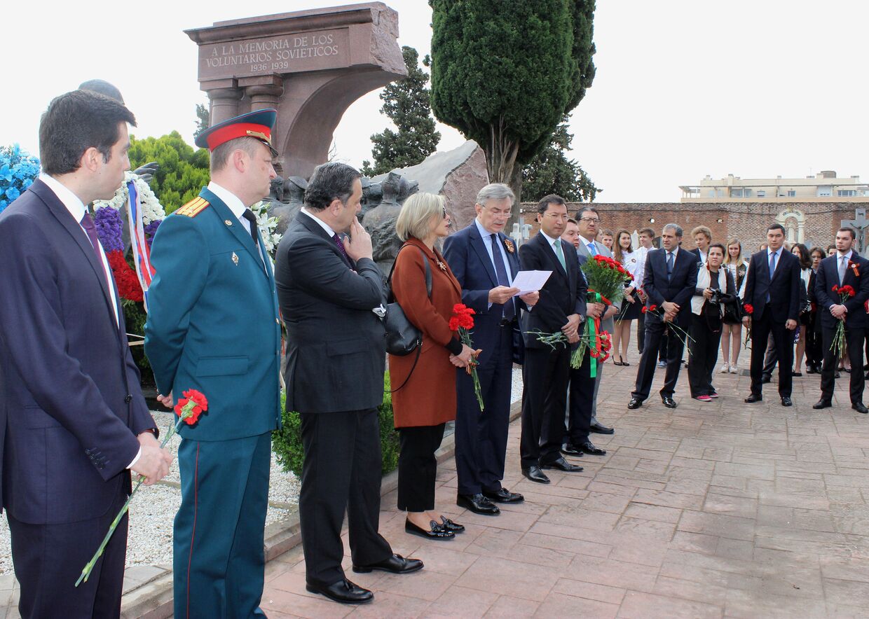 Возложение венков к памятнику советским солдатам, погибшим во время Гражданской войны в Испании