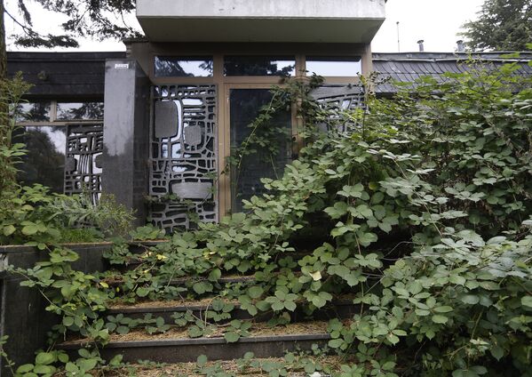 Увитый растениями вход дома в немецком городе-призраке Иммерат