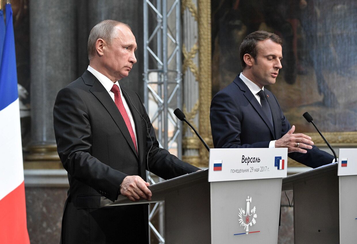 Президент РФ Владимир Путин и президент Франции Эммануэль Макрон во время совместной пресс-конференции