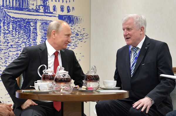 Президент РФ Владимир Путин и премьер-министр Баварии Хорст Зеехофер во время встречи в рамках Петербургского международного экономического форума 2017 Президент РФ Владимир Путин и премьер-министр Баварии Хорст Зеехофер во время встречи в рамках Петербургского международного экономического форума 2017