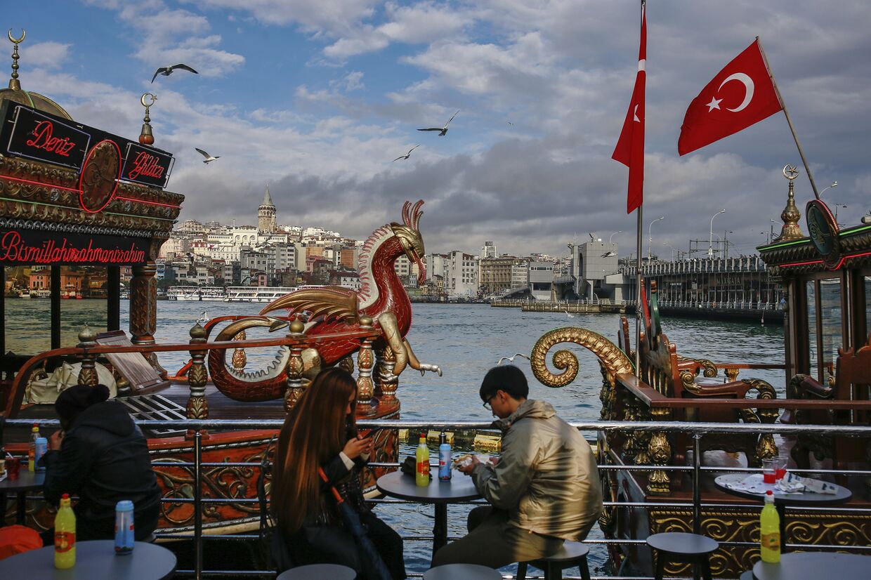 Туристы в одном из кафе в Стамбуле