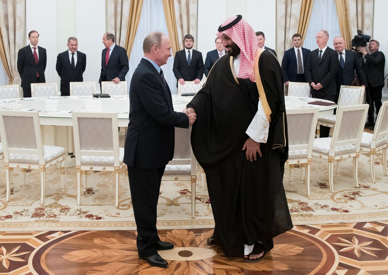 Президент РФ Владимир Путин и заместитель наследного принца, второй заместитель премьер-министра и министр обороны Саудовской Аравии Мухаммад ибн Салман Аль Сауд