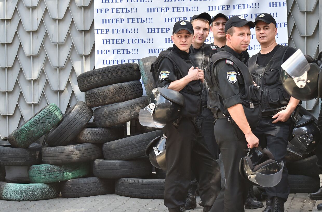 Сотрудники полиции во время акции протеста в Киеве