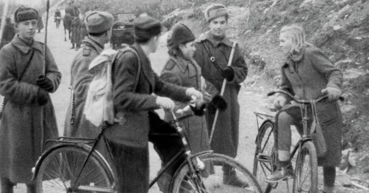 Бойцы Красной Армии и жители Киркенеса. Освобождение Северной Норвегии. 1944 год