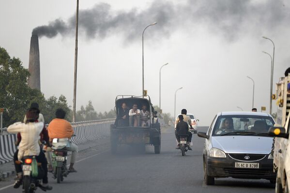 Автомобили в городе шоссе в Джаландхар, Индия