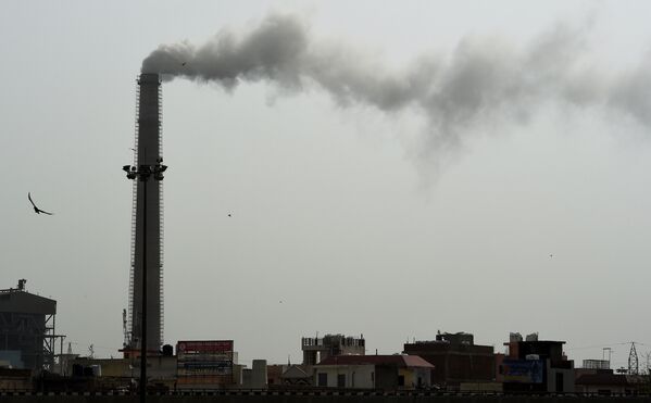 Трубы ТЭС дымят в Нью-Дели