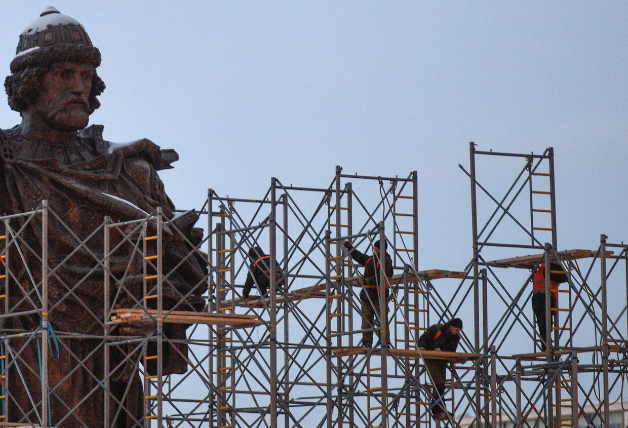 Демонтаж строительных лесов около памятника князю Владимиру на Боровицкой площади