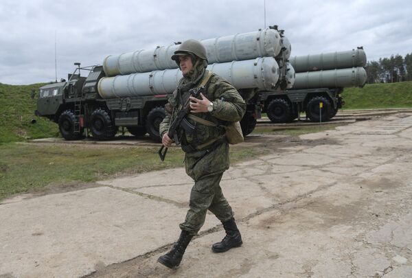 Военнослужащий рядом с зенитными ракетными комплексами С-400 «Триумф» Военнослужащий рядом с зенитными ракетными комплексами С-400 «Триумф»