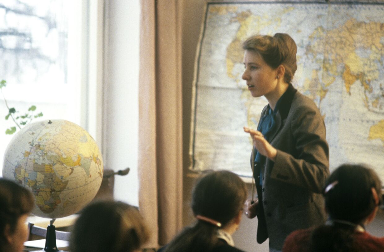Учитель географии средней школы совхоза «Любань» проводит урок. Белорусская ССР