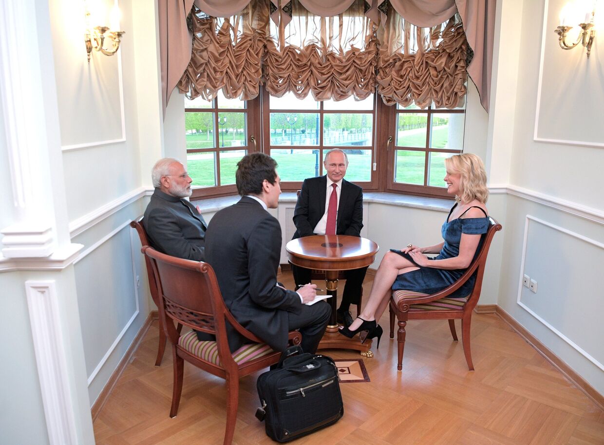Президент РФ Владимир Путин и премьер-министр Индии Нарендра Моди во время беседы с американской журналисткой и ведущей телеканала NBC Меган Келли