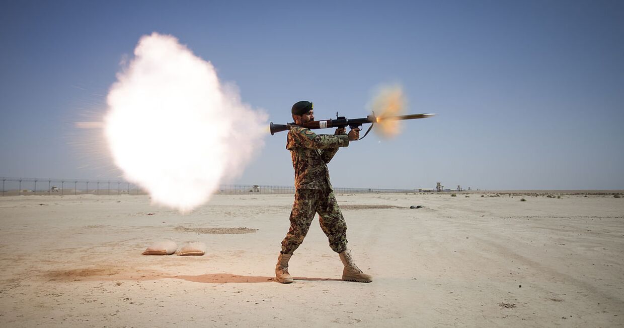 Солдат стреляет из РПГ-7 во время боевой тренировки в Афганистане