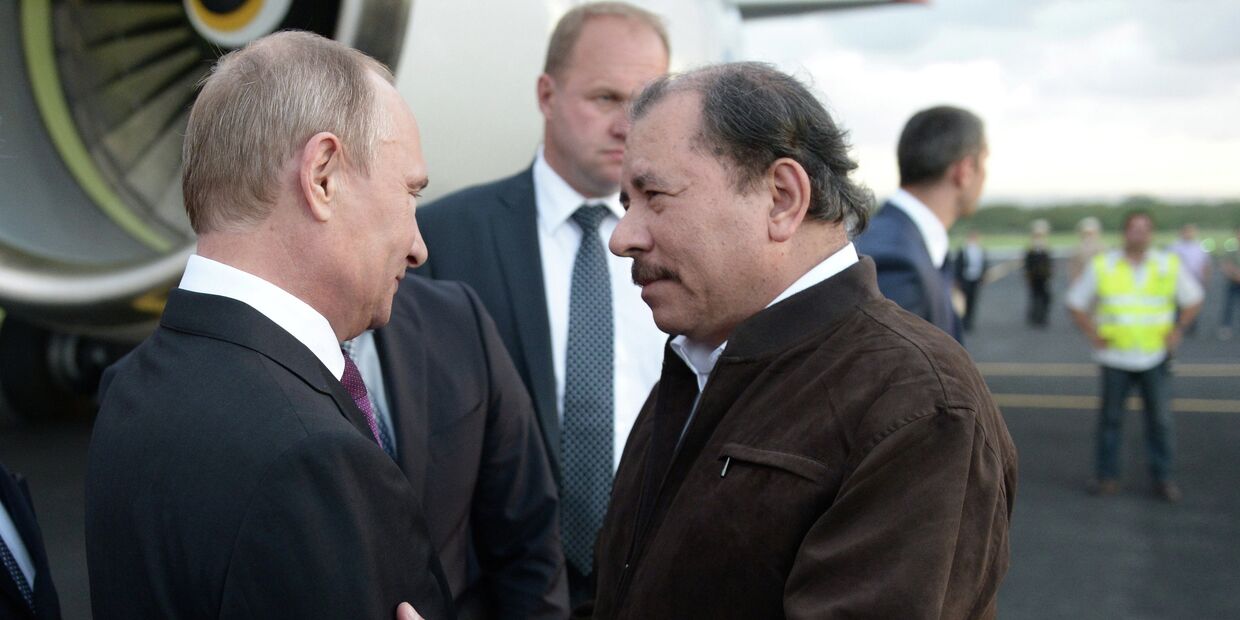 Президент России Владимир Путин и президент Никарагуа Даниэль Ортега во время встречи в аэропорту Манагуа