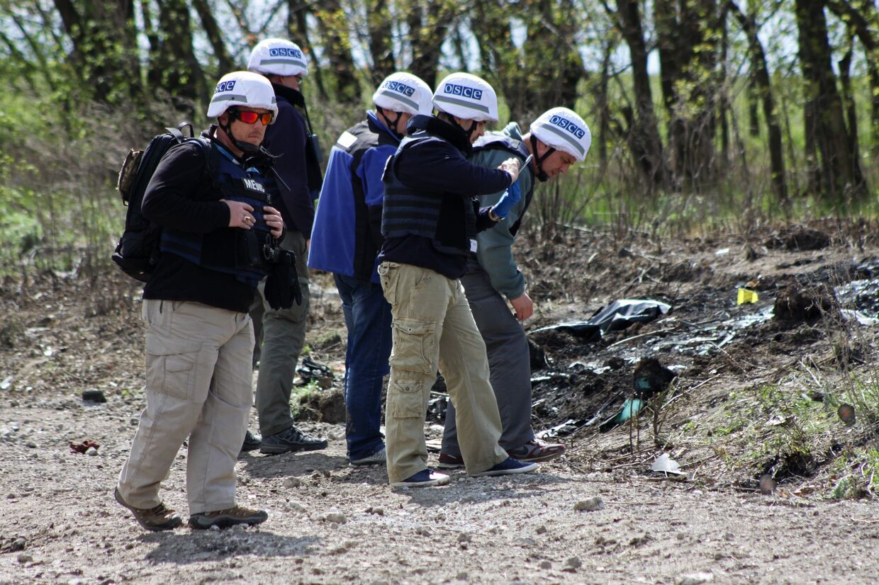 Представители ОБСЕ обследуют место подрыва автомобиля наблюдателей ОБСЕ возле села Пришиб