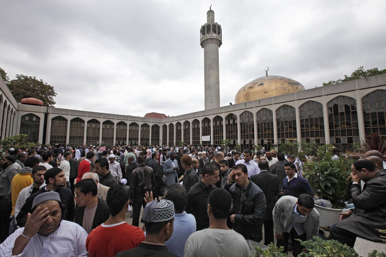 Британские мусульмане возле Центральной мечети Лондона