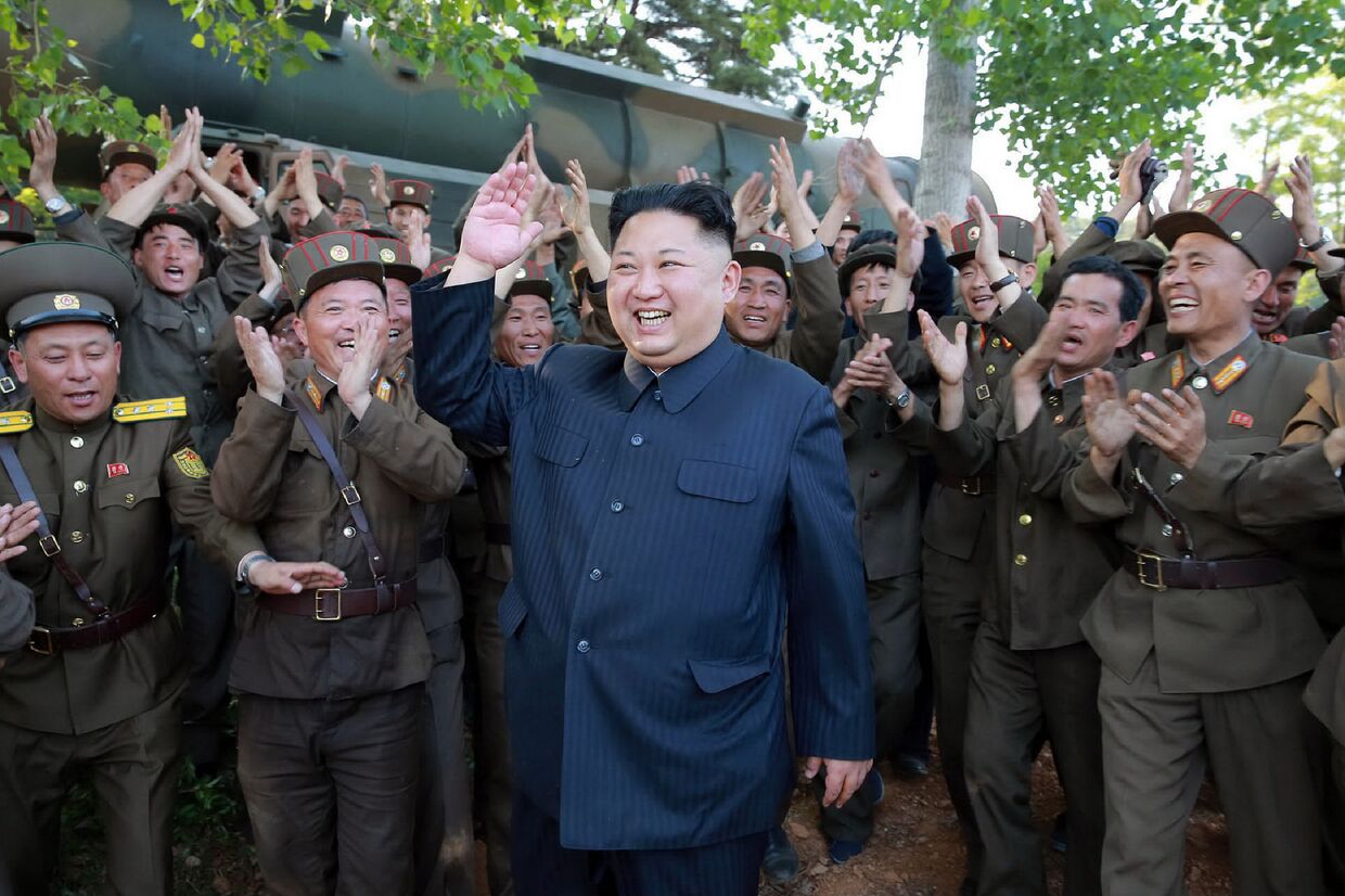 Северокорейский лидер Ким Чен Ын во время пуска ракеты «Пуккыксон-2»