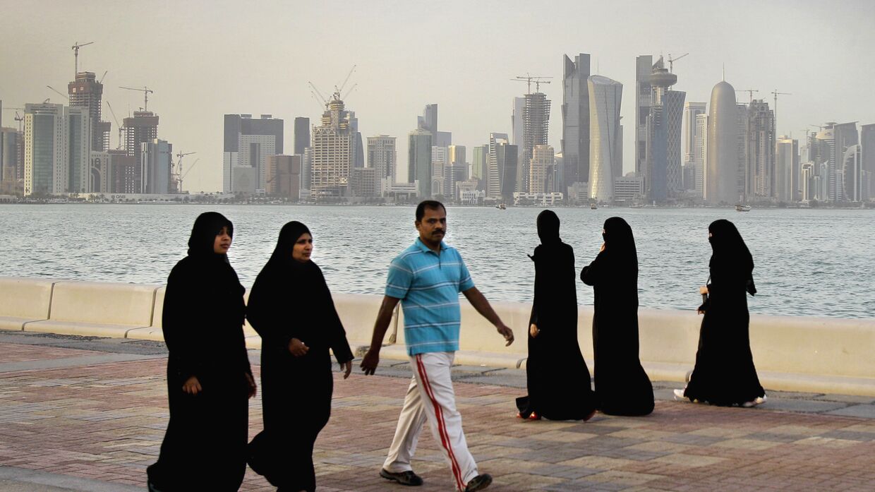 Вид на небоскребы в Дохе с набережной в Катаре