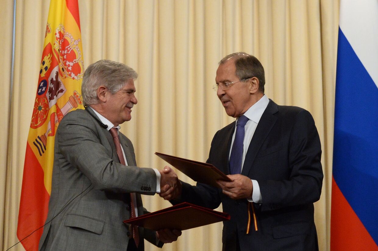 Министр иностранных дел РФ Сергей Лавров и министр иностранных дел Испании Альфонсо Дастис Кеседо