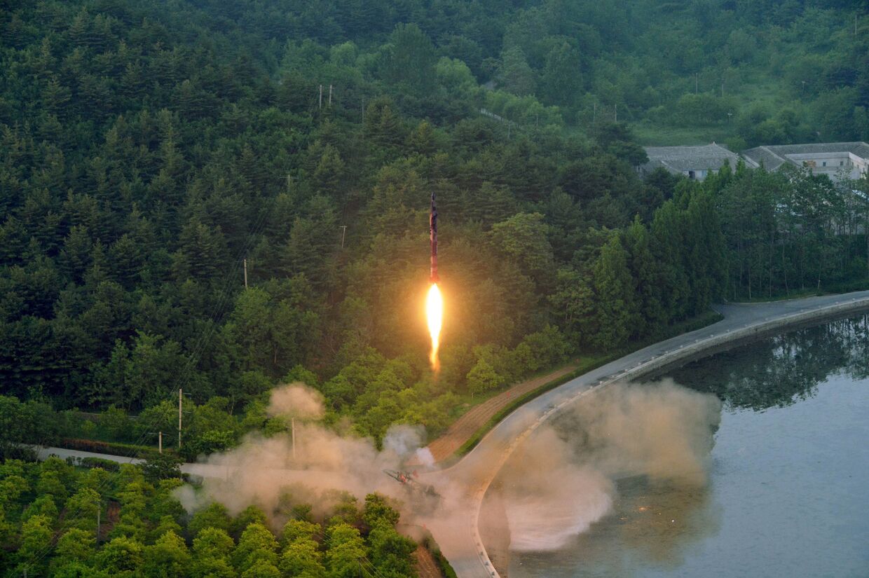 Испытание баллистической ракеты в КНДР