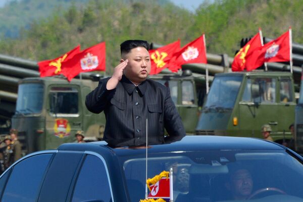 Лидер Северной Кореи Ким Чен Ын на военном параде Лидер Северной Кореи Ким Чен Ын на военном параде