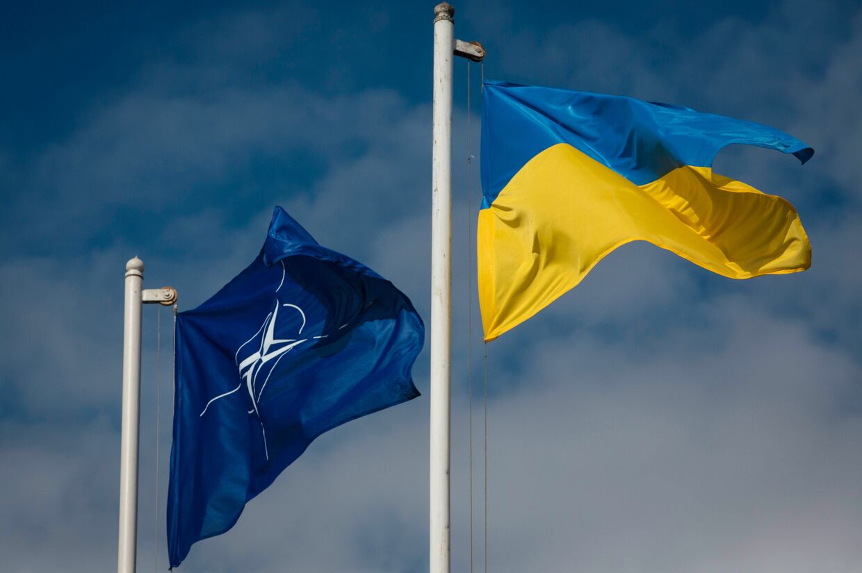Национальный флаг Украины и флаг Организации Североатлантического договора