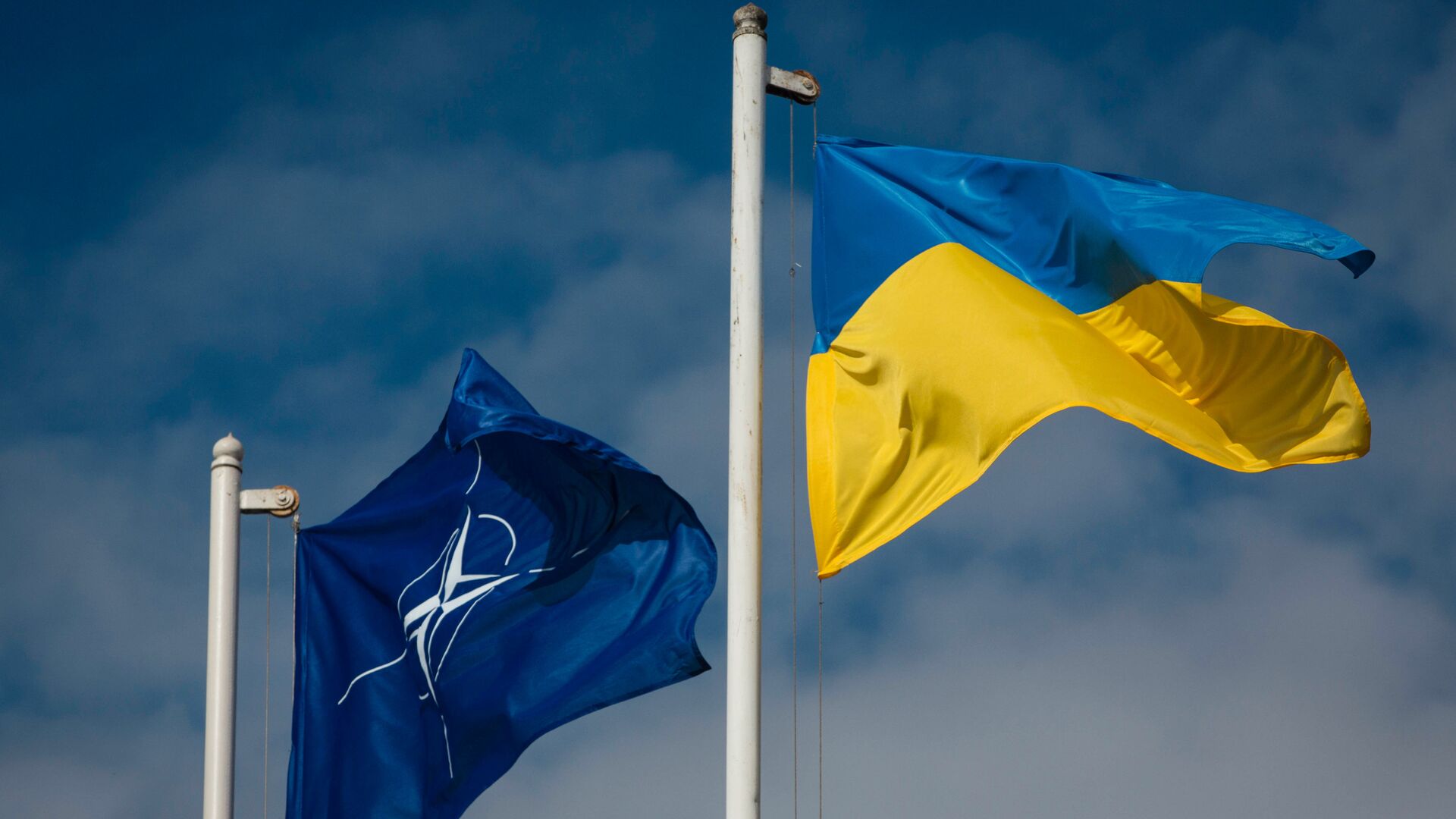 Национальный флаг Украины и флаг Организации Североатлантического договора - ИноСМИ, 1920, 04.02.2024