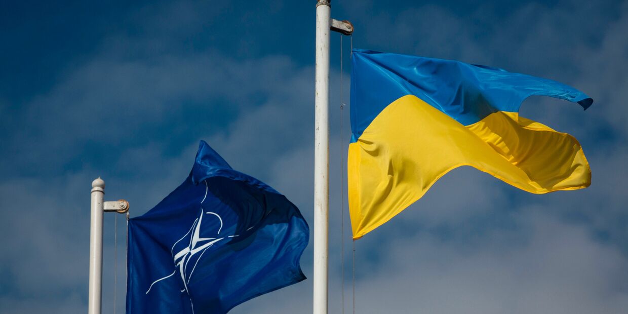 Национальный флаг Украины и флаг Организации Североатлантического договора