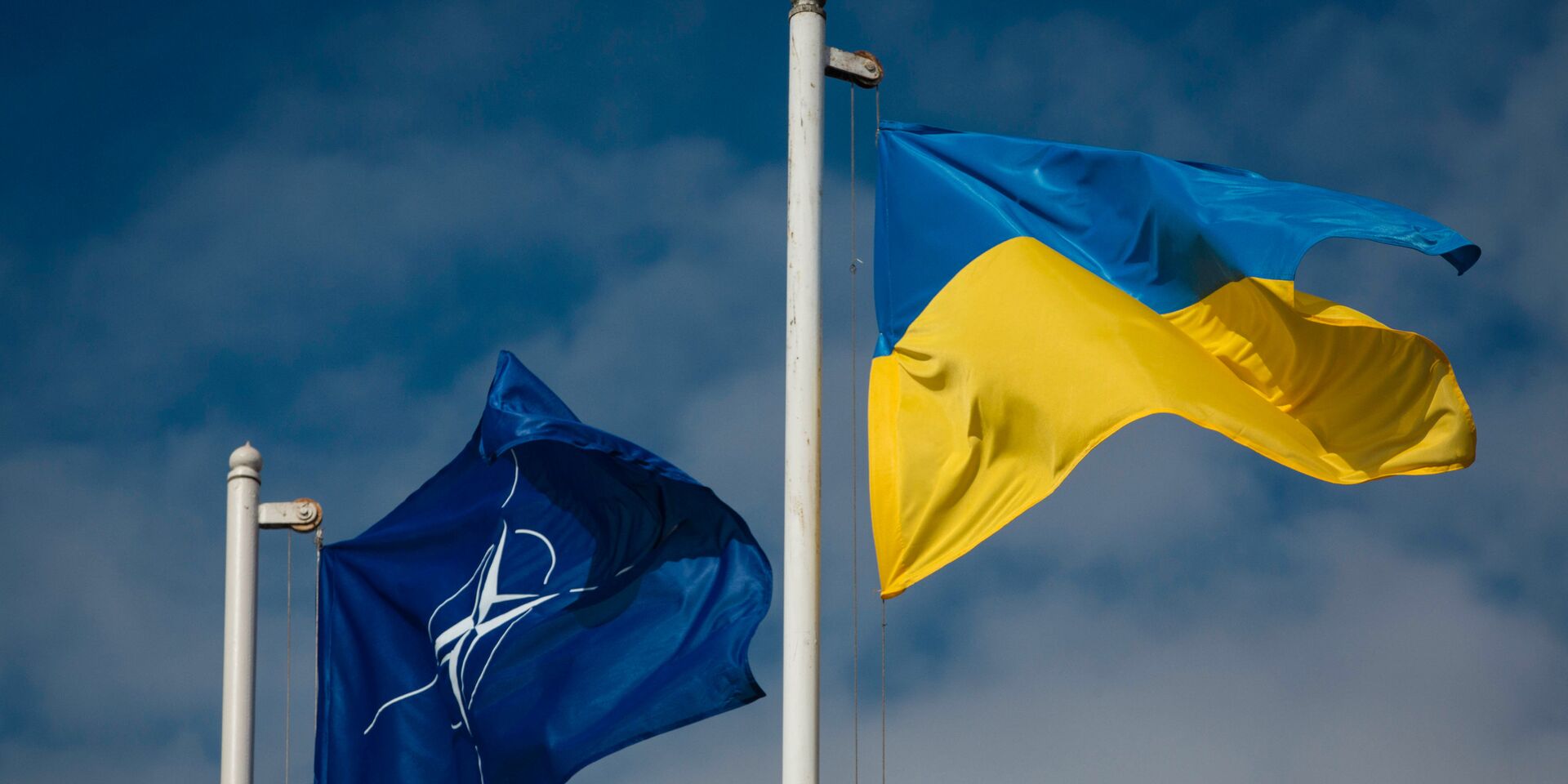Национальный флаг Украины и флаг Организации Североатлантического договора - ИноСМИ, 1920, 04.02.2024