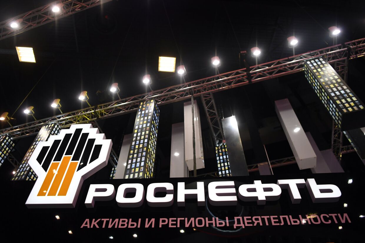 Фрагмент стенда компании Роснефть накануне открытия международного экономического форума 2017