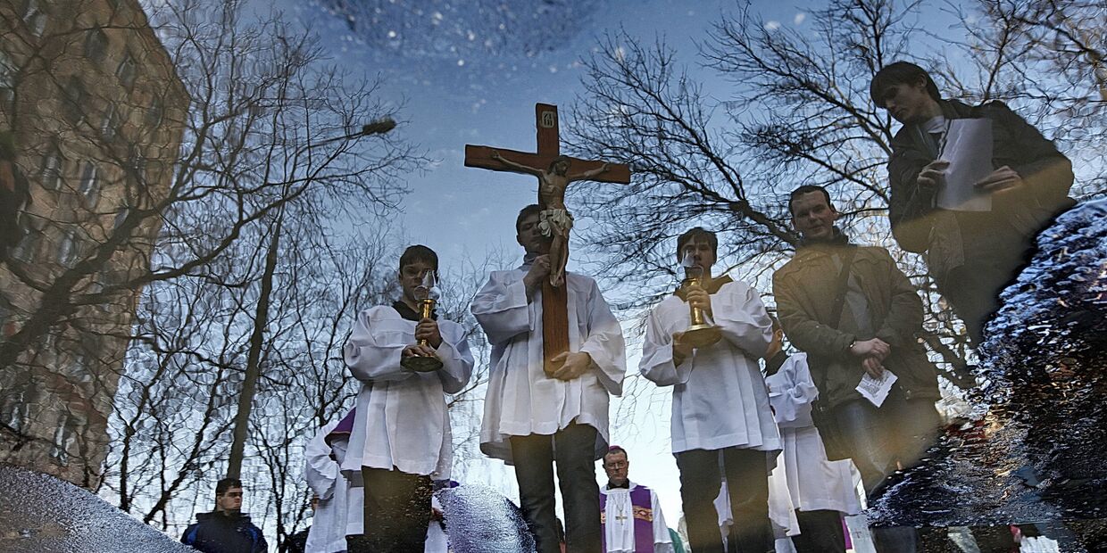 Пасхальный Крестный путь столичных католиков по улицам Москвы