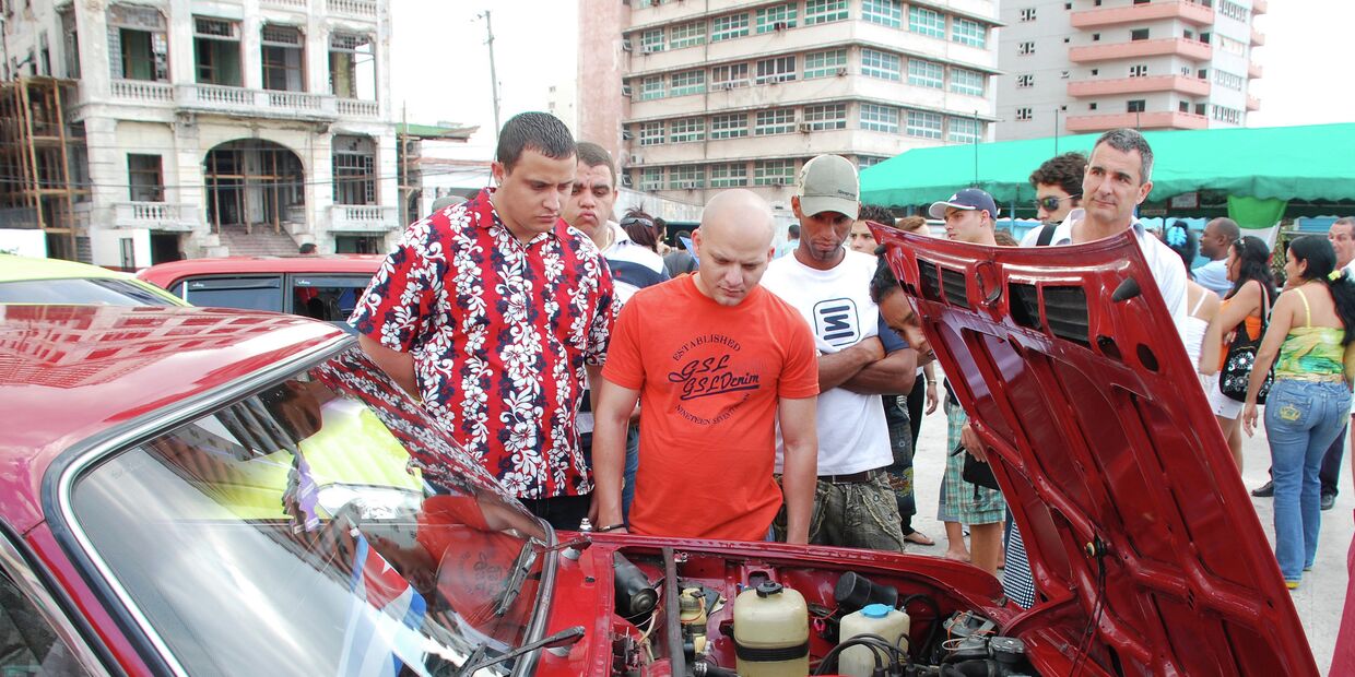 Участники и зрители первого на Кубе конкурса на лучший российский автомобиль ВАЗ