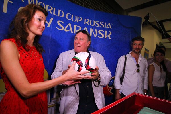 Актер Жерар Депардье у стенда в Саранске, посвященного чемпионату мира по футболу 2018 Актер Жерар Депардье у стенда в Саранске, посвященного чемпионату мира по футболу 2018