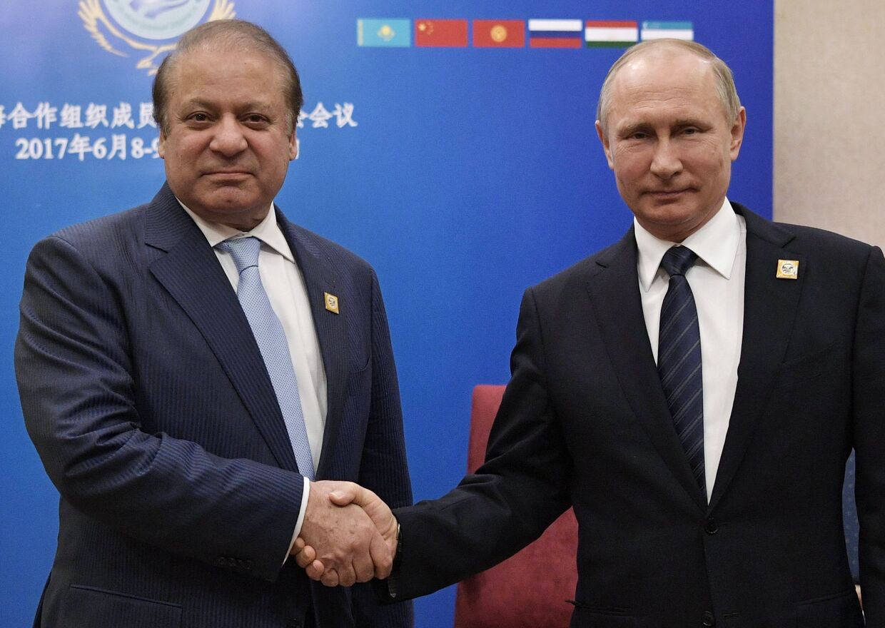 Президент РФ Владимир Путин и премьер-министр Пакистана Наваз Шариф на саммите ШОС в Астане. 9 июня 2017