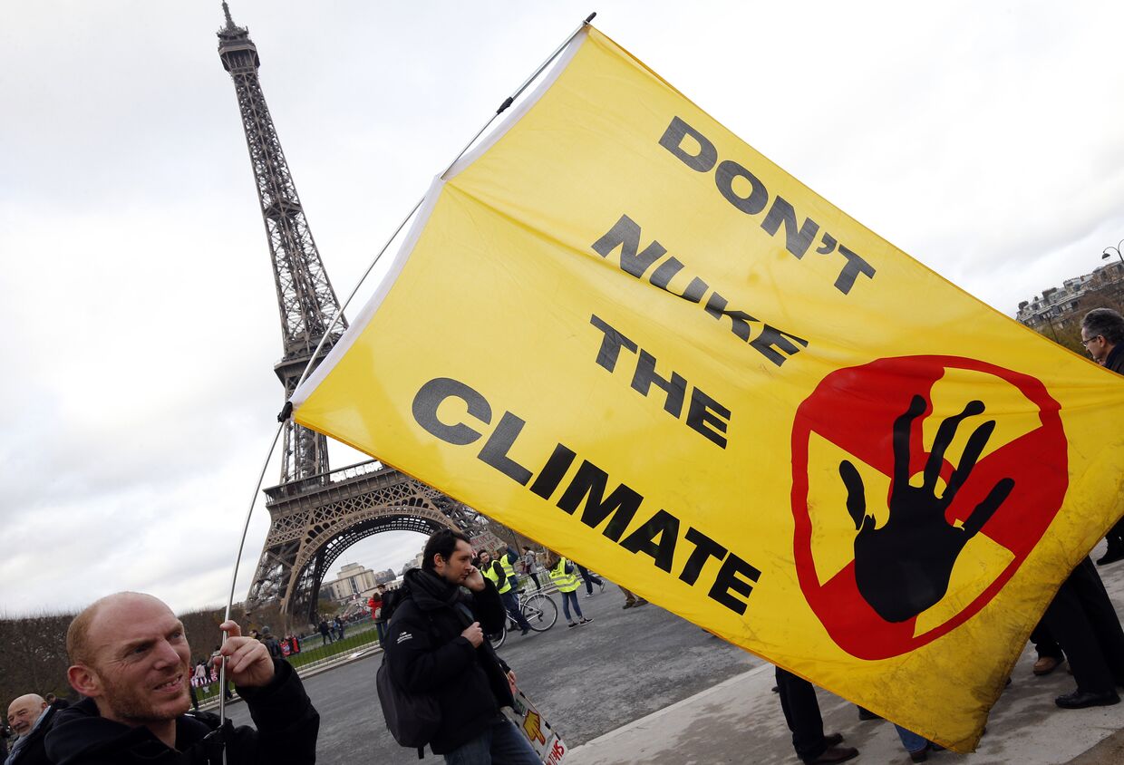 Демонстрация в Париже во время Конференции по климату