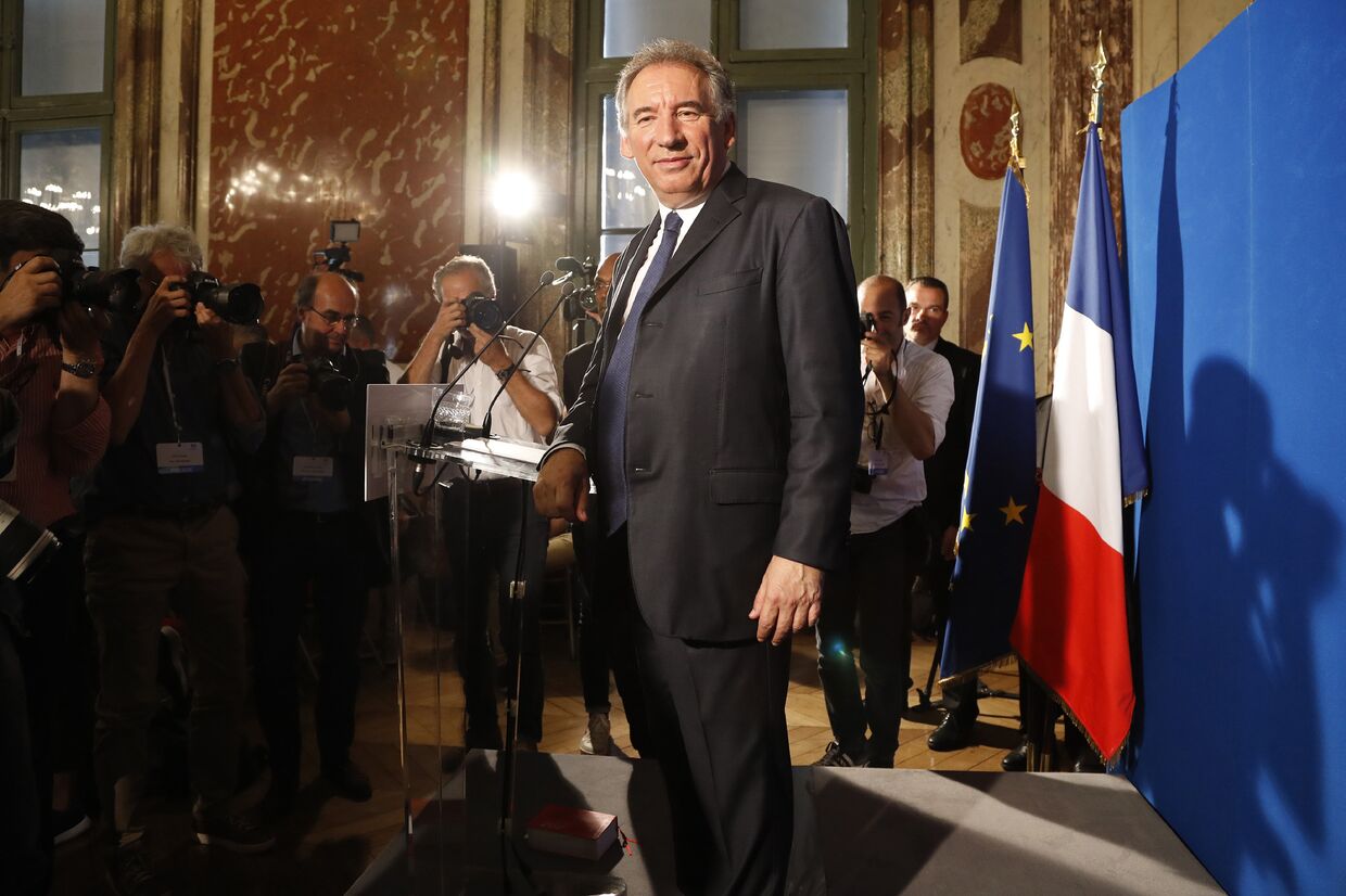 Министр юстиции Франции Франсуа Байру после пресс-конференции в Париже