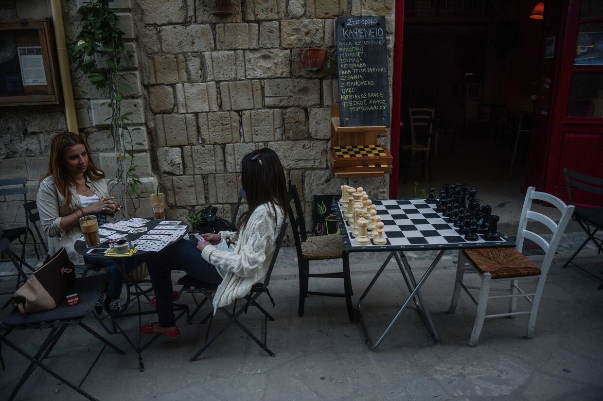 Девушки в кафе в городе Лимасол. Кипр