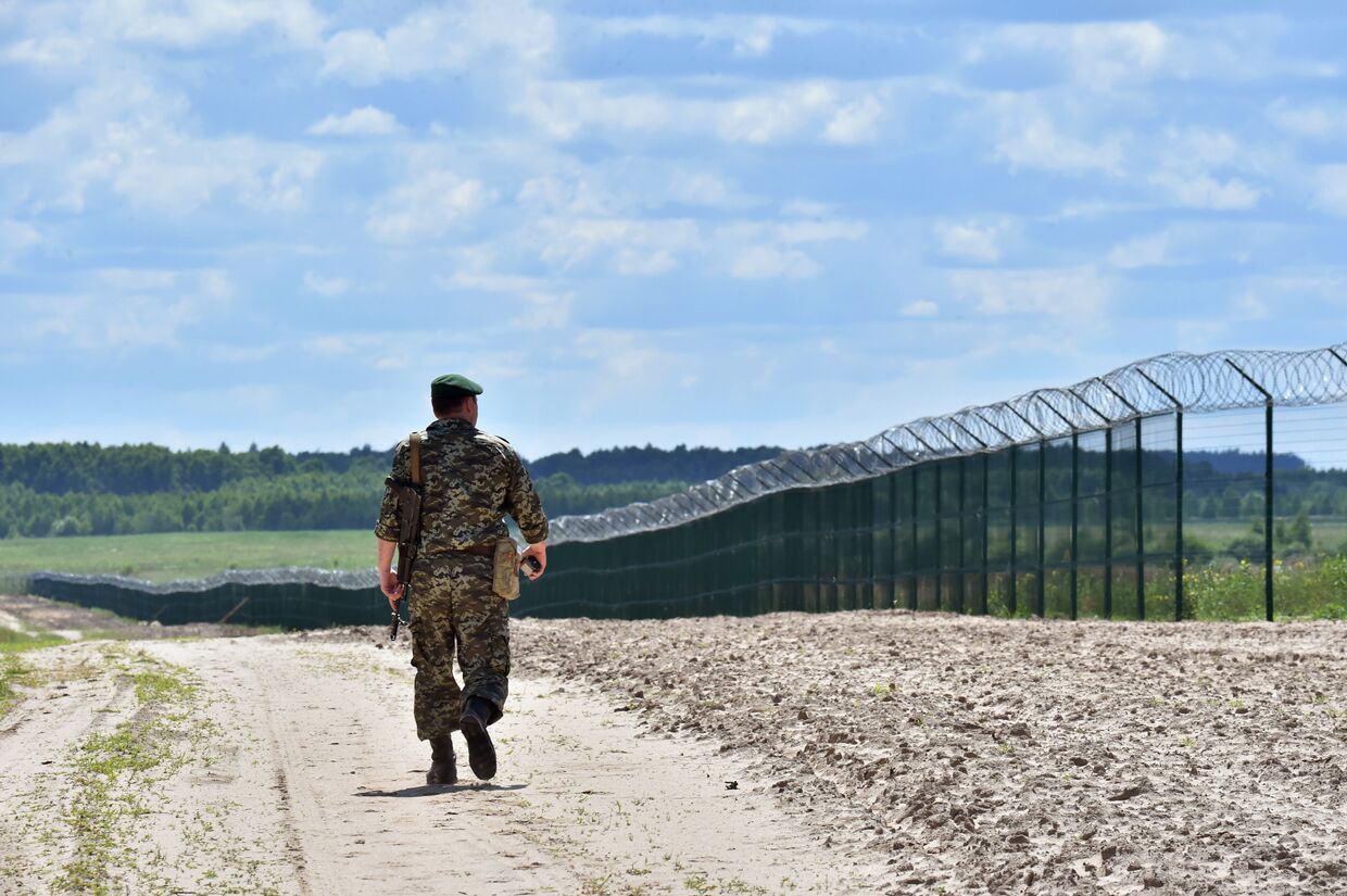Украинский пограничник на участке российско-украинской границы