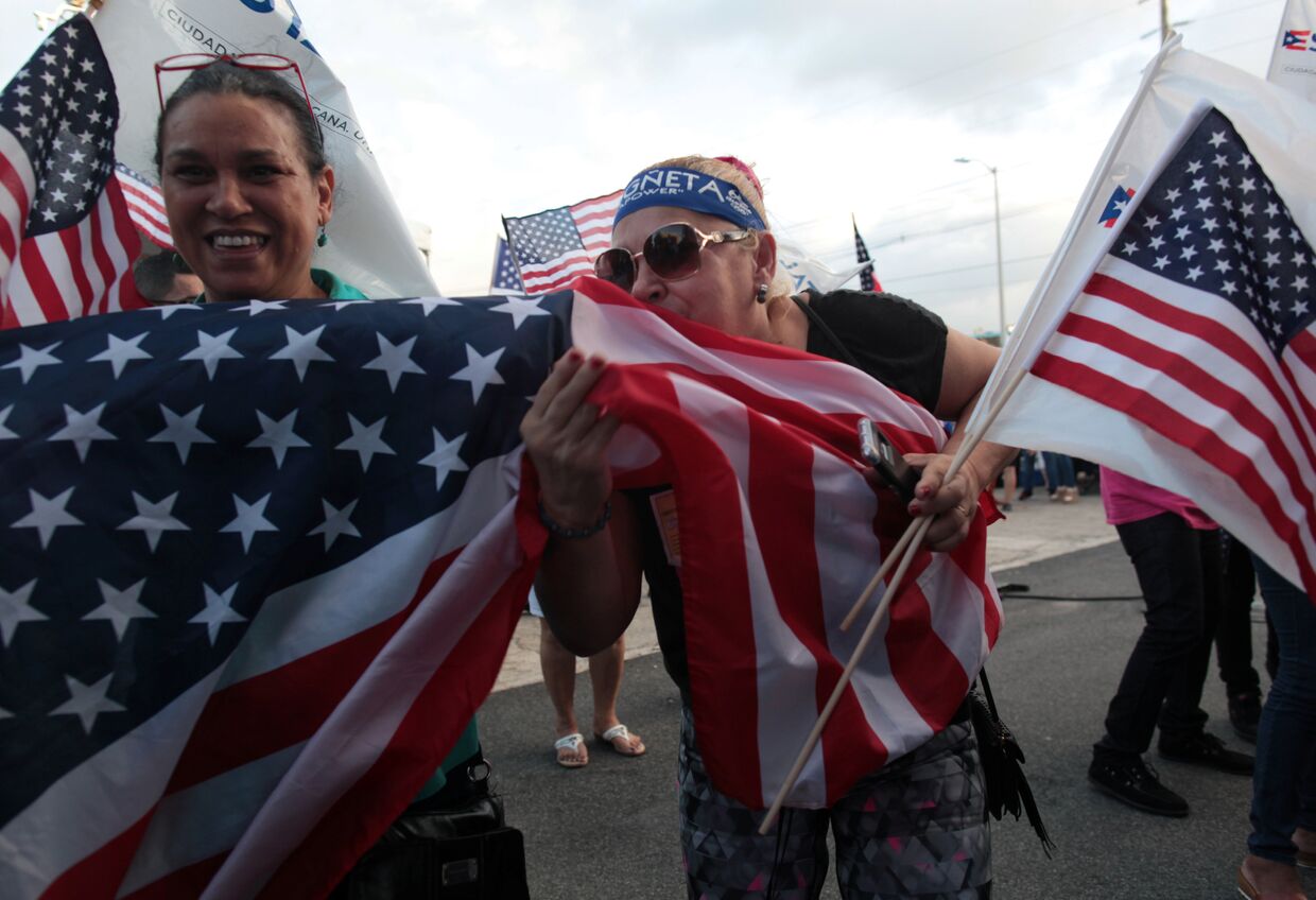 Пуэрториканцы с американскими флагами в Сан-Хуан