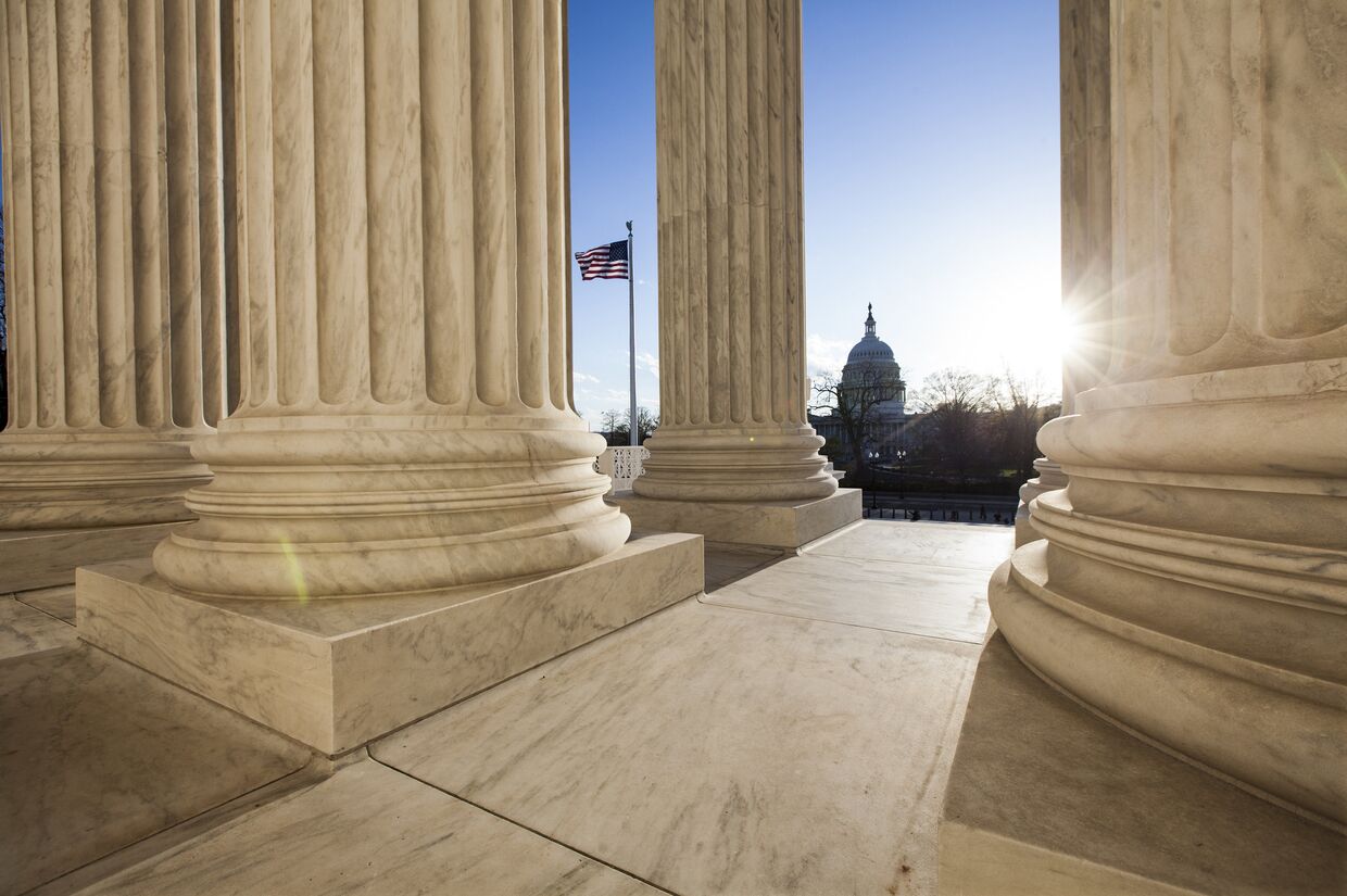 Вид на Капитолий из здания Верховного Суда в Вашингтоне