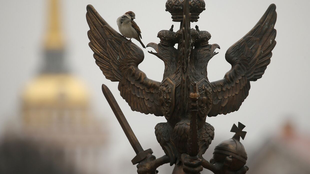 Бронзовая скульптура двуглавого орла на заборе на Дворцовой площади в Санкт-Петербурге