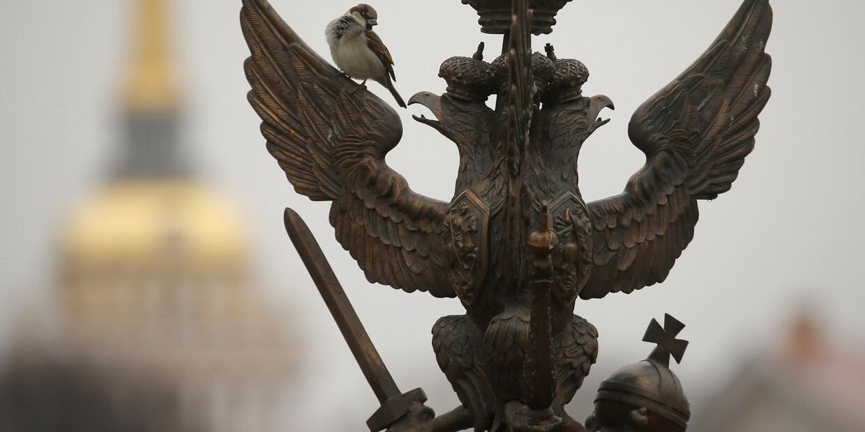 Бронзовая скульптура двуглавого орла на заборе на Дворцовой площади в Санкт-Петербурге