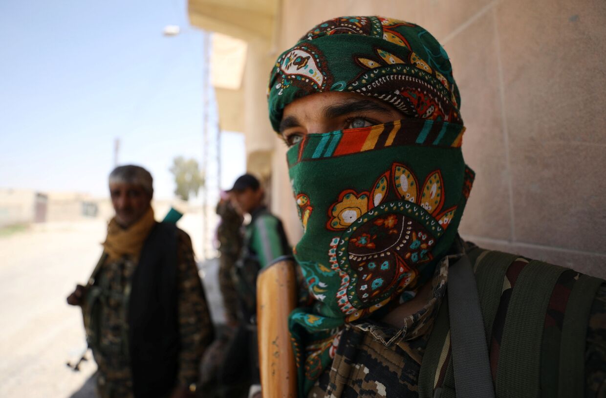 Бойцы сирийских демократических сил в западном районе Ракки