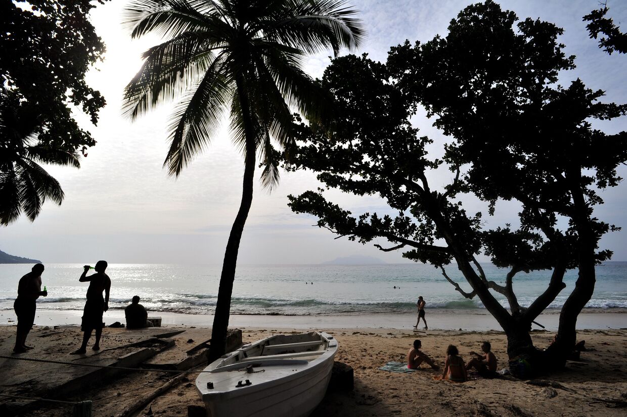 Люди отдыхают на одном из пляжей на Сейшельских островах