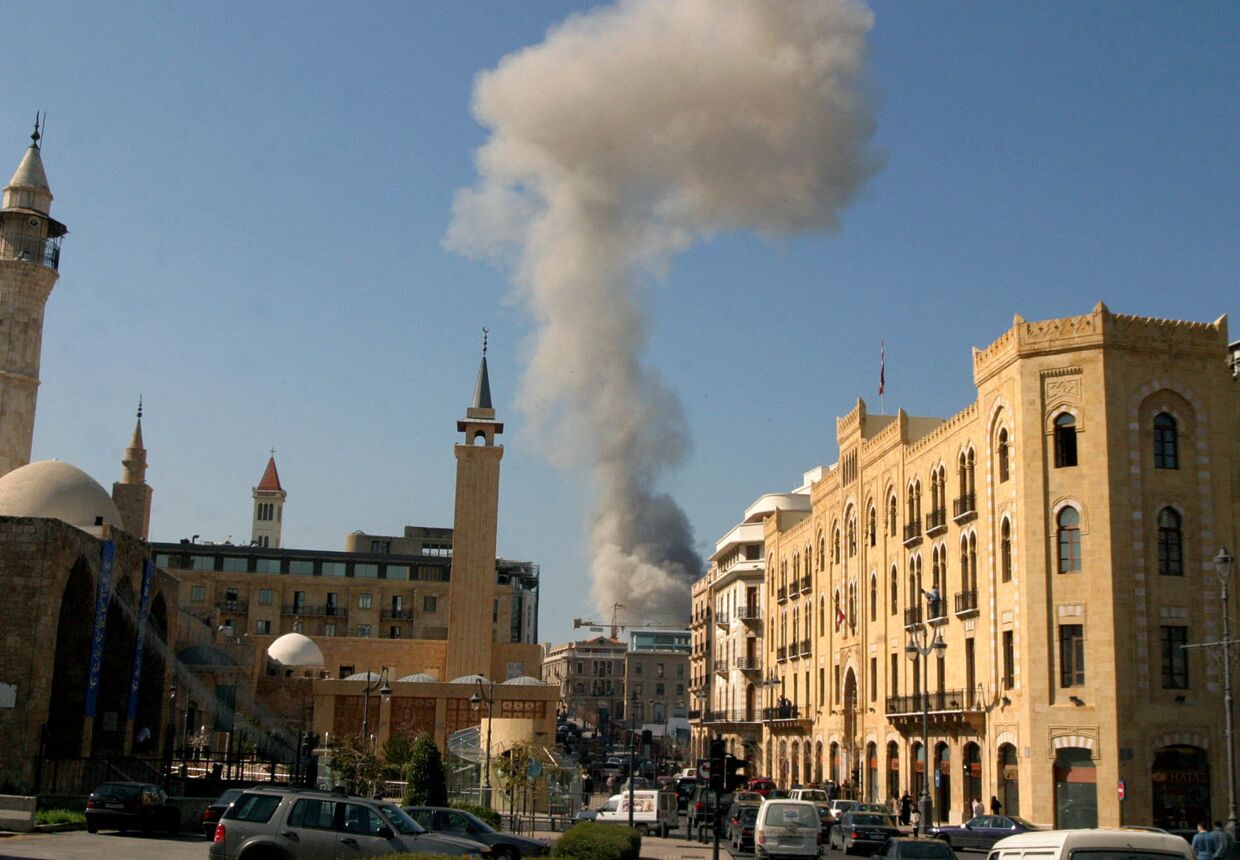 Дым от взрыва бомбы в Бейруте