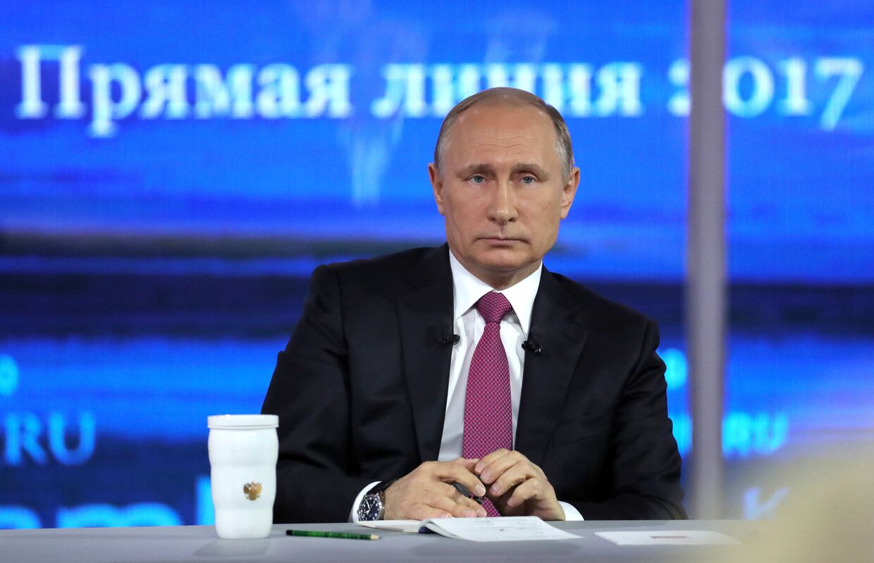 Президент РФ Владимир Путин во время ежегодной Прямой линии. 15 июня 2017