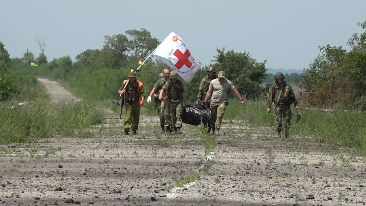 Эвакуация тела военнослужащего ВСУ из серой зоны в районе населенного пункта Желобок
