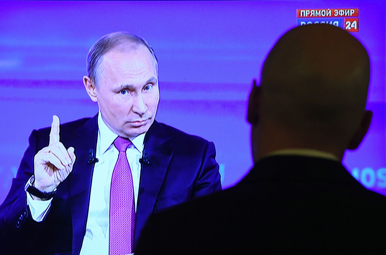 Журналисты смотрят «прямую линию» с Владимиром Путиным в Москве
