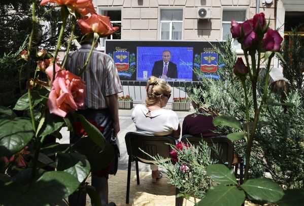 Жители Симферополя смотрят трансляцию «Прямой линии с Владимиром Путиным»